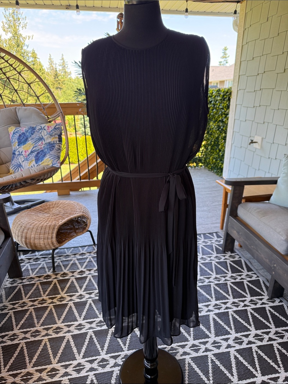 SET | Sleeveless Crinkle Dress